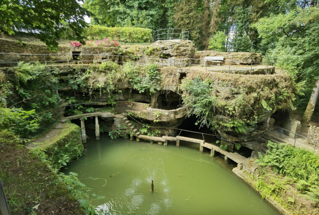 Felsenweiher Ernzen - sehenswerter Geheimtipp in der Eifel, lohnt sich, wenn du in dieser Gegend bist