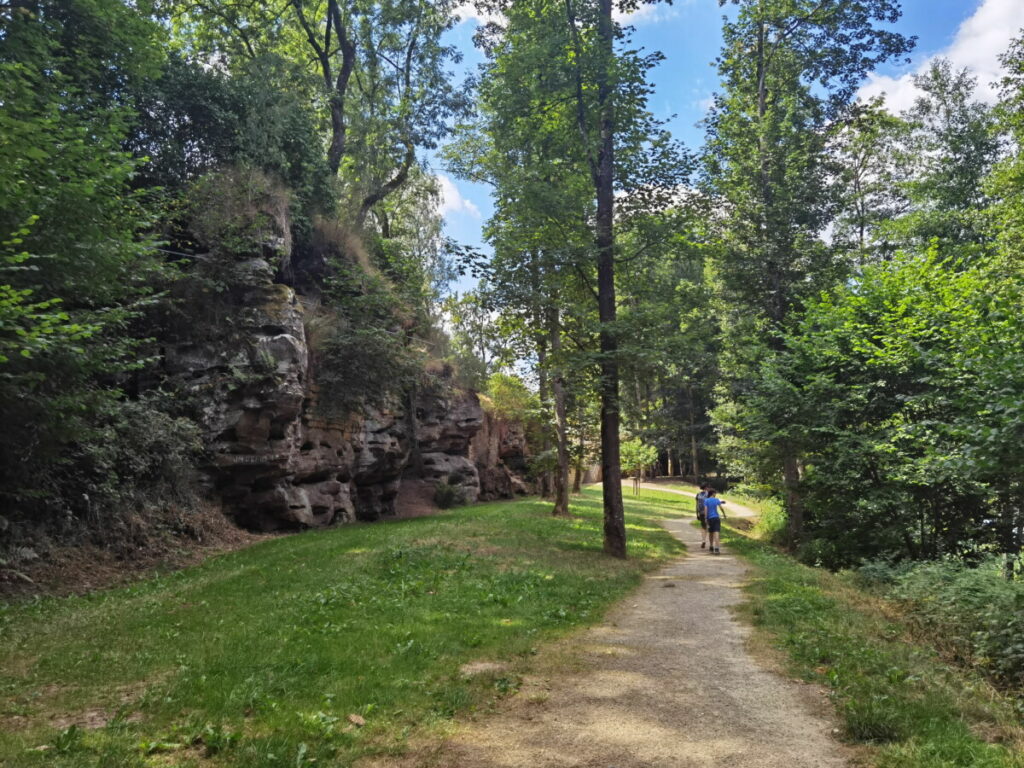 Zum Felsenweiher Ernzen wandern - hinter diesen Felsen befindet sich der Eifel Geheimtipp