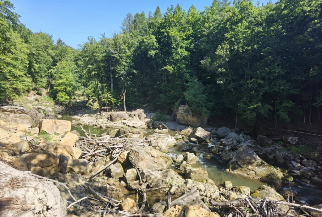 Irreler Wasserfälle zerstört - durch die Hochwasser Katastrophe 2021. Wo früher die Brücke war, sind heute nur noch die Fundamente übrig