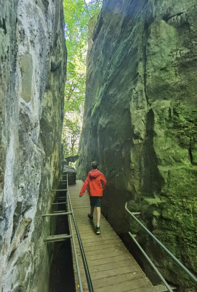Magische Teufelsschlucht Wanderung - zwischen den meterhohen Felsen führt der schmale Wandersteig