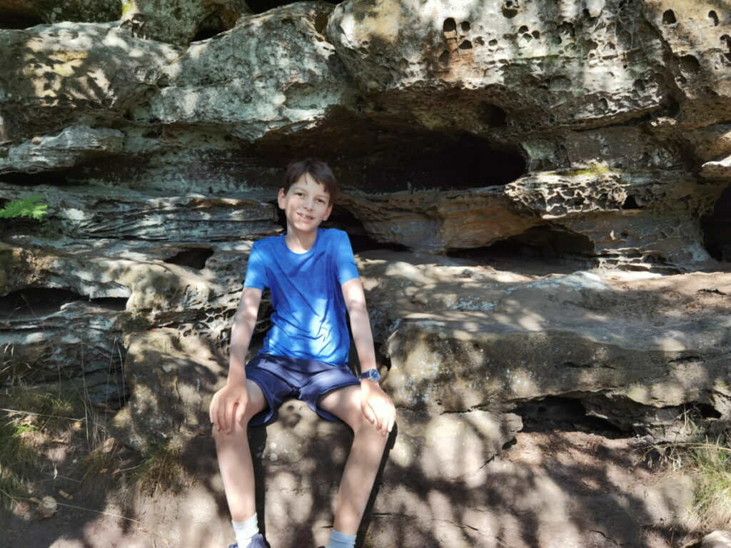 Teufelsschlucht wandern mit Kindern - kurze Pause auf der Felsenbank