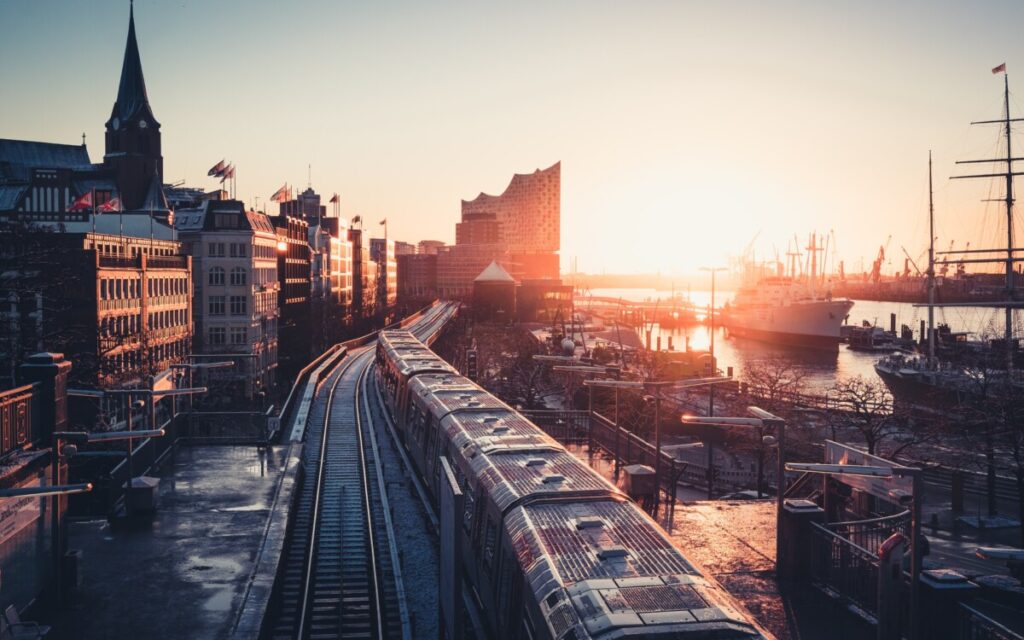 Urlaub in Deutschland an den Landungsbrücken Hamburg