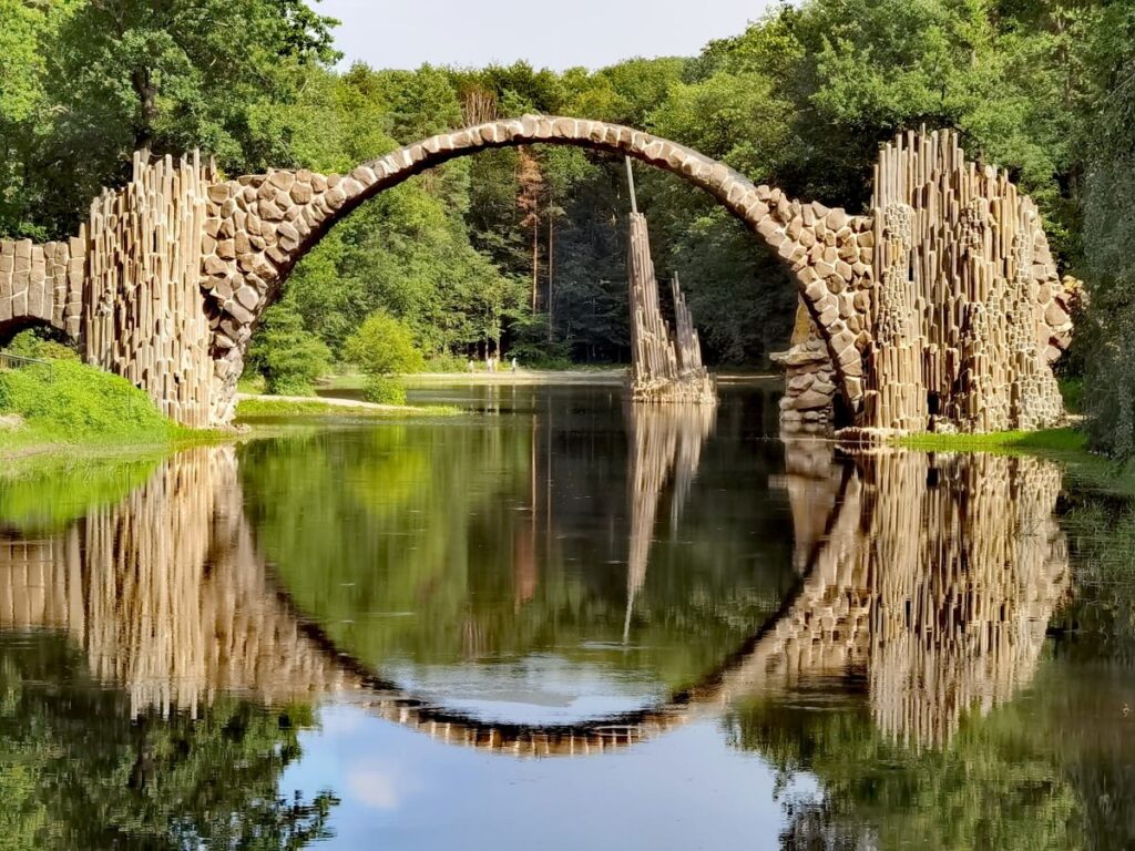 Außergewöhnlicher Urlaub in Deutschland mit Blick auf die Rakotzbrücke