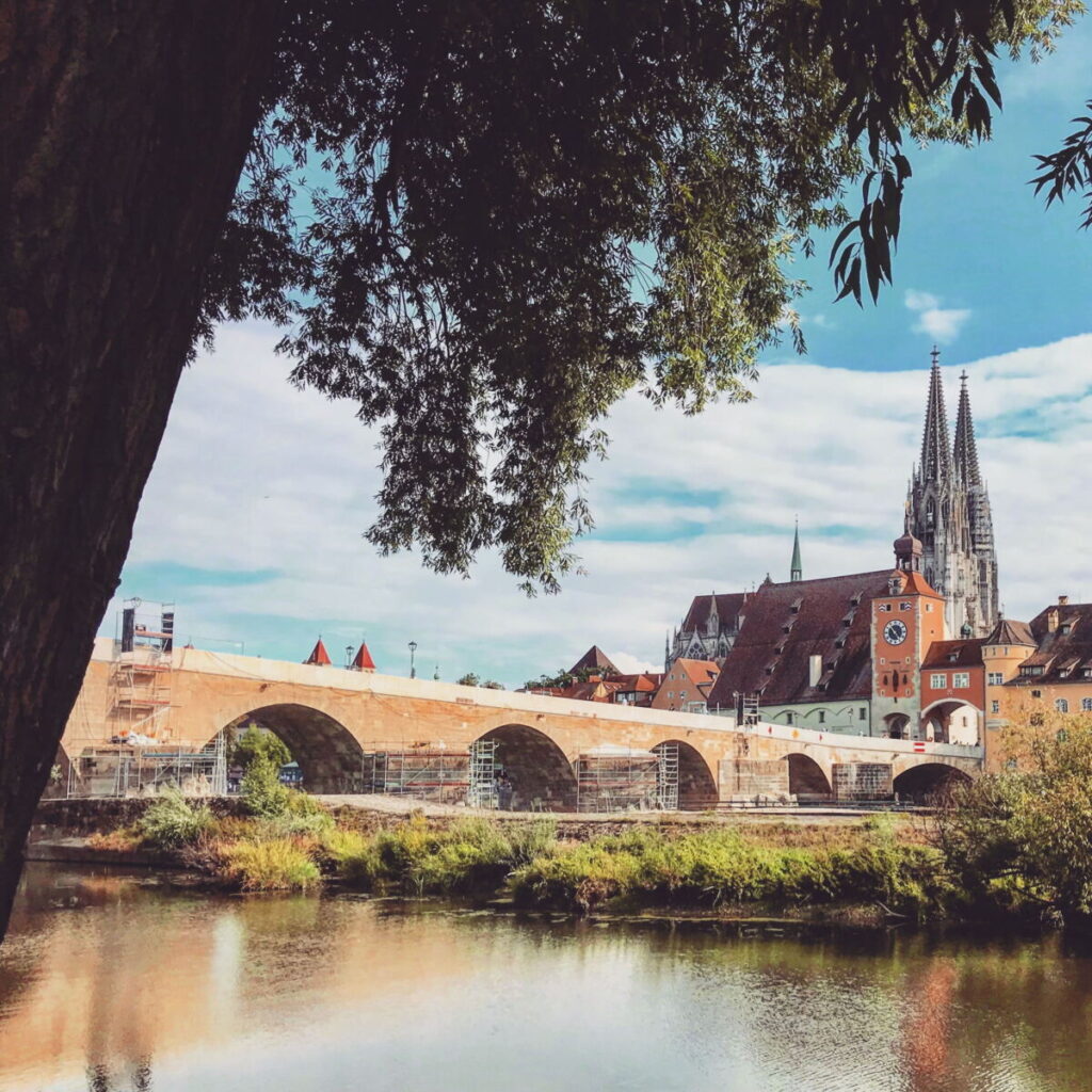 Romantischer Urlaub in Deutschland: Die Steinerne Brücke in Regensburg